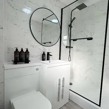 Stunning Apartment In Beckton With Private Entrance